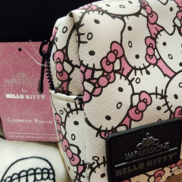NWT Adorable Hello Kitty Cosmetic Bag. - Picture 3 of 4